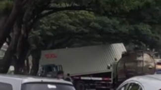 Diduga Ban Pecah, Sebuah Truk Terguling Hingga Melintang di Jalanan depan SPBU Subah Batang