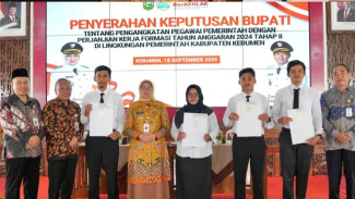 100 PPPK Kabupaten Kebumen Formasi Tahun Anggaran 2024 Terima Surat Keputusan (SK) Pengangkatan