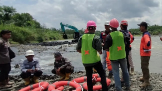 BPBD Kabupaten Purbalingga dan Pekerja Proyek Simulasi Hadapi Banjir di Sungai Klawing Bancar