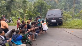 Detik-Detik Proses Evakuasi Mobil Pickup yang Terperosok Hingga Nyangkut di Tanjakan Ngleses Batang