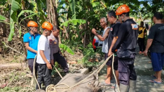 Sigap! BPBD Grobogan bersama Sat Samapta Polres Evakuasi Kayu Tersangkut di Saluran Air Banyuono