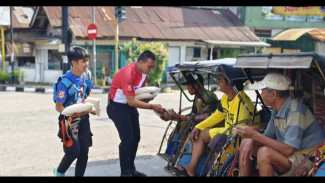 Tebar Kebaikan! Relawan PMI Banjarnegara Berikan Tali Asih Bantuan Paket Beras ke Masyarakat