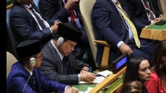 Prabowo Sibuk Menulis Catatan Saat Macron Berpidato di KTT PBB, Netizen Penasaran Isinya