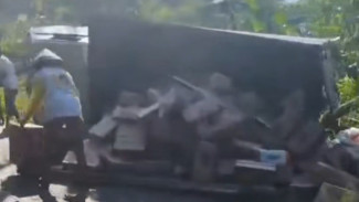 Kembali Insiden di Tanjakan Ngleses Batang, Truk Bermuatan Kardus Mie Instan Terguling