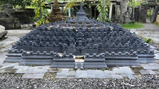 Menjaga Warisan Lewat Pahatan: Kisah Hidup I Nyoman Alim Mustapha Buat Replika Candi Borobudur