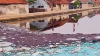 Tercemar! Pembuangan Busa-Busa Hasil Limbah Industri ke Sungai Meduri, Pekalongan