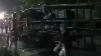 Hindari Kendaraan Didepannya, Sopir Truk Gandeng Banting Setir Hingga Terbalik di Jalur Pantura Batang