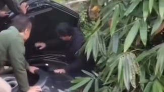 Diduga Sopir Mengantuk, Sebuah Mobil Pribadi Terperosok di Ciberung Ajibarang Masuk Selokan