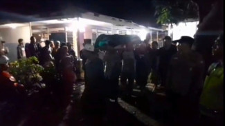 Isak Tangis Sambut Kedatangan Jenazah Santri Korban Ambruknya Musala Ponpes Al Khoziny