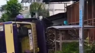 Kecelakaan Tunggal: Truk Bermuatan Tebu Terguling di Pandean Wirosari, Timpa Tiang dan Rumah Warga