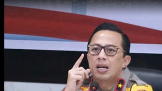 Netizen Heboh, Brigjen Ade Ary Syam Sudah Pegang iPhone 17 Pro Max Sebelum Dijual di RI