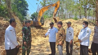 Pengeprasan Jalan 2 Meter Desa Pasedan Ngotoko, TNI Bersama Warga Rembang Permudah Transportasi Panen