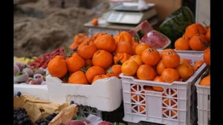 Pejalan Kaki Ngaku Kesal, 2 Kios Buah di Parakan Temanggung Bikin Trotoar Serasa Milik Pribadi!