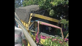 Truk Box Hantam Tronton di Pantura Kendal, Sopir Terjepit Kabin Ringsek!