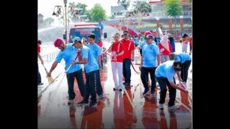 Alun Alun Pancasila Kebumen Berubah Bersih dan Asri, Bupati Lilis Turun Langsung Pegang Sikat Dorong!