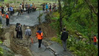 Jalan di Panusupan Amblas Sedalam 2,5 Meter! Wabup Dimas Tinjau Lokasi dan Bahas Skema Perbaikan Bertahap