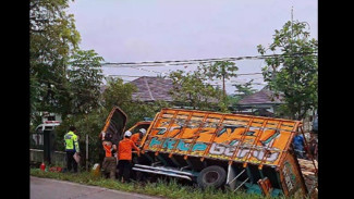 Detik Detik Truk Banjarnegara Tabrak Pohon di Purbalingga, Sopir Terjebak di Kabin