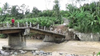Jembatan Ndawuhan Banjarnegara Ambruk, Warga Terpaksa Memutar 30 Kilometer ke Dieng