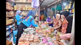 Bupati Lilis Turun ke Pasar Petanahan Kebumen, Ajak ASN dan Warga Melarisi Dagangan Rakyat