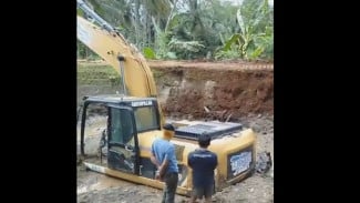 2 Excavator Amblas di Lokasi Tanggul Jebol Banjarnegara, Evakuasi Dramatis di Tengah Lumpur!
