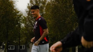 Gagah Pakai Jersey Latihan Timnas Indonesia, Mees Hilgers Akhirnya Muncul ke Publik