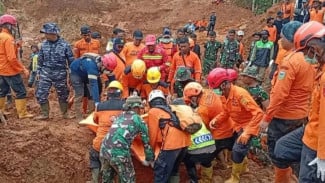 Jumlah Korban Longsor Cilacap Naik Jadi 13, Tim SAR Hadapi Medan Sulit dan Cuaca Tak Menentu