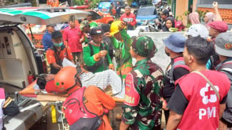 PMI Banjarnegara Tanggap Cepat Longsor Situkung, Puluhan Relawan Dikerahkan untuk Bantu Korban