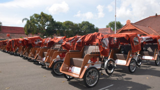 Bantuan 180 Becak Listrik dari Presiden Prabowo Resmi Diserahkan di Cilacap