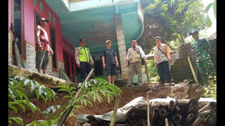 Tebing 4 Meter Amblas di Padureso Kebumen, Material Longsor Hampir Menyentuh Pondasi Rumah Warga