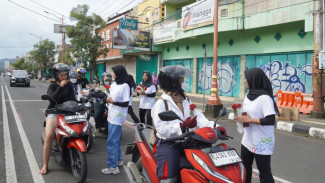 Inspektorat Cilacap Bagikan Bunga Ajak Warga Dukung Gerakan Antikorupsi pada Hakordia 2025