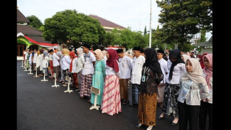 Program ASN Jumat Bersarung Mulai Diterapkan di Blora, ASN Kompak Kenakan Sarung Batik Khas Daerah