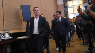 Senyum dan “Selamat Pagi”, John Herdman Curi Perhatian di Perkenalan Pelatih Timnas Indonesia