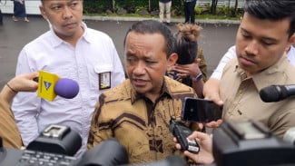 Bahlil Lahadalia Ungkap Rencana Insentif Motor Listrik, Target Konversi Jutaan Motor Bensin di Indonesia