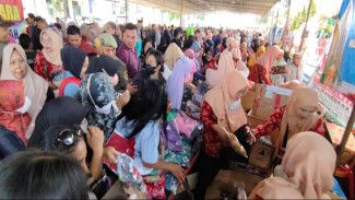 Ribuan Warga Banjarnegara Ramaikan Pasar Murah, Dapatkan Sandang Idul Fitri Murah
