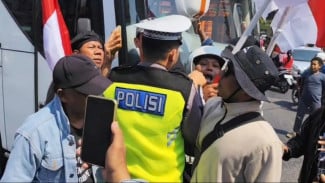 Tegang! Bus Rombongan Warga Pati yang Mau Demo ke Jakarta Dihadang Polisi, Massa Akhirnya Naik Pikap