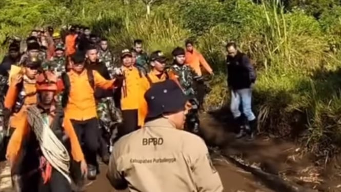 Proses Evakuasi Jenazah Seorang Pendaki di Gunung Slamet