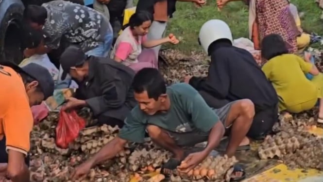 Mobil Pikup Bawa Telur Kecelakaan Dijarah Warga