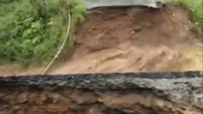 Jembatan Terputus di Sungai Kalibombong, Kalibening