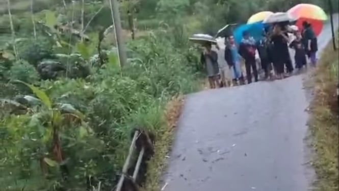 Pengalihan Jalan Usai Jembatan Terputus di Kalibombong