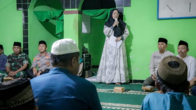 Bupati Banjarnegara, Amalia Desiana saat Tarhim Ramadhan di Rakit