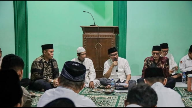 Bupati Sadewo Tarawih Keliling di Sumbang, Banyumas.