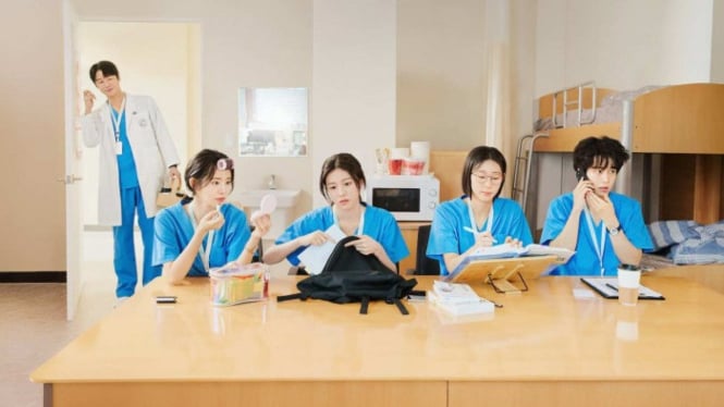 poster utama drama Korea Resident Playbook, spin-off Hospital Playlist