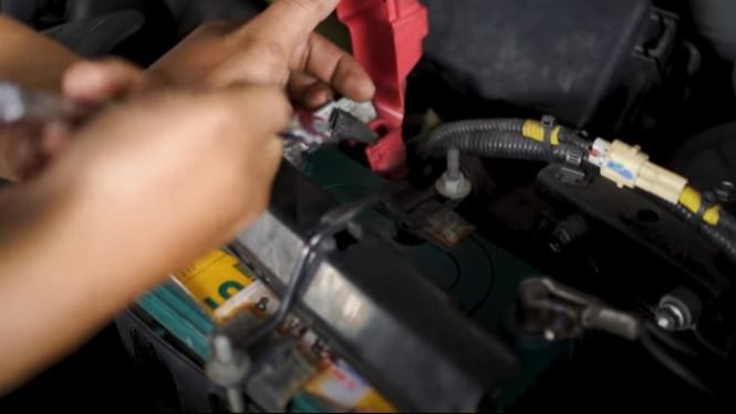cara pasang aki mobil