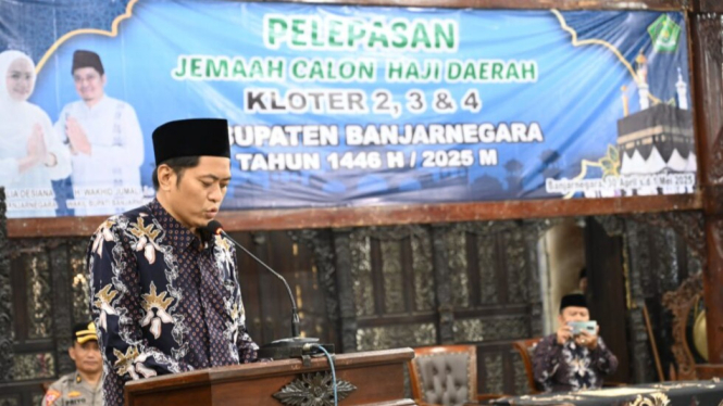 Wabup Banjarnegara Wakhid Jumali lepas 324 Calon Jemaah Haji