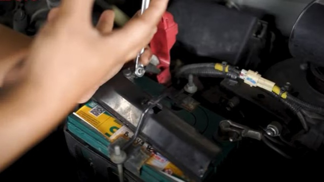cara melepas aki mobil