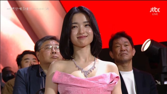 potret Kim Tae Ri di Baeksang Arts Awards ke-61