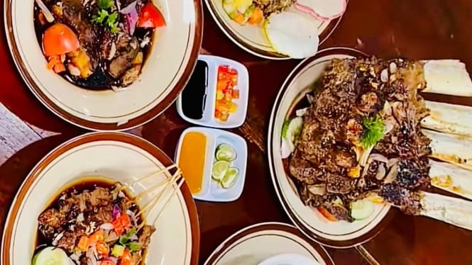 Sop dan Sate Sapi Pak Yoko