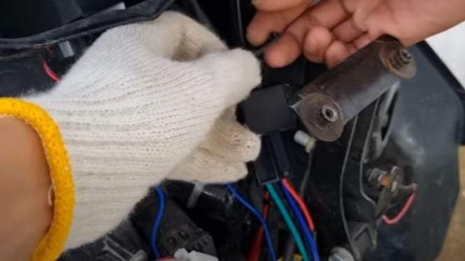 Cara Pasang GPS di Motor