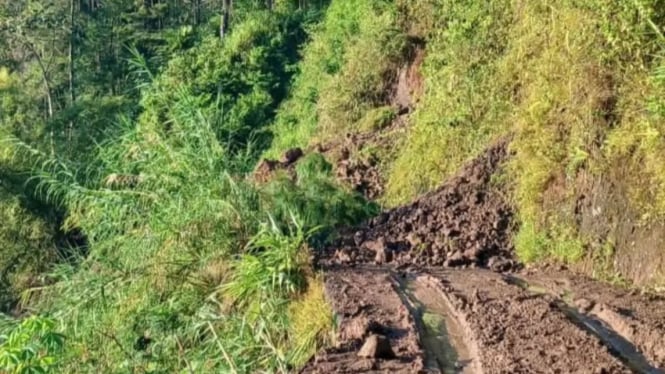 Tanah Longsor Menimpa Jalan Sijeruk-Prendengan