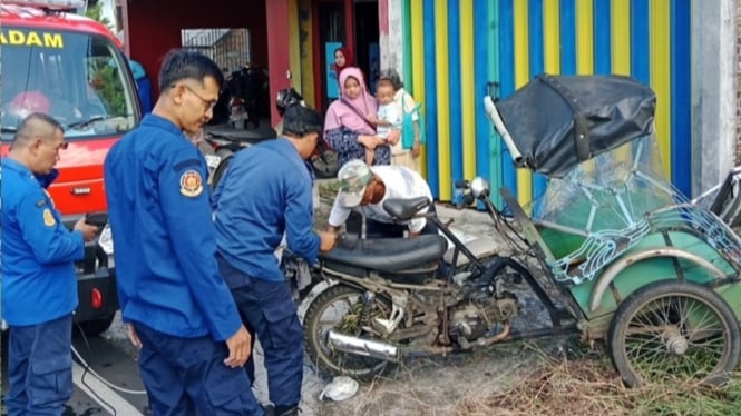 Becak Terperosok di Tepi Jalan Raya Purworejo-Magelang